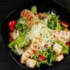 Цезарь с курицей салат в Пепперони роял по цене 780