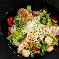 Цезарь с курицей салат в Пепперони роял