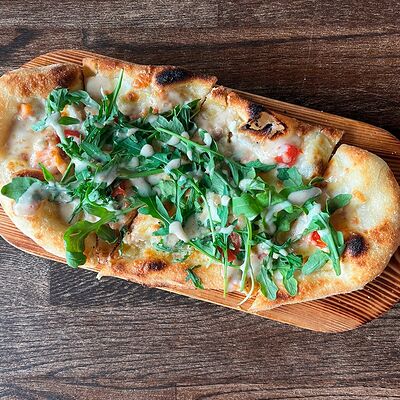 Пицетта с лососем и сиртаки в Бекки бар по цене 520 ₽