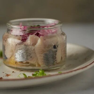 Норвежская сельдь с мини-картофелем и маринованным луком в MeatBarrique по цене 420 ₽