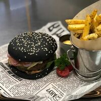 Бургер с мраморной говядиной и картофелем стейк хаус в Паровозовъ
