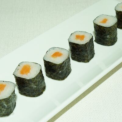 Ролл с лососем в СУШИSELL по цене 399 ₽