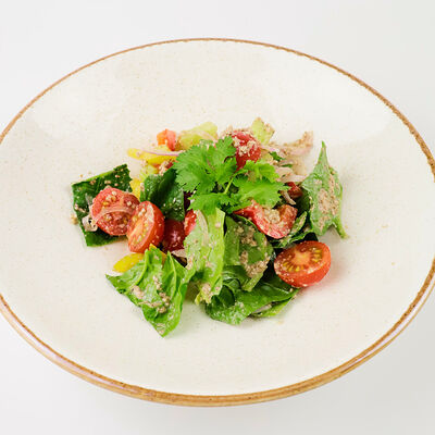 Салат по-грузински с грецкими орехами в Нью-Йорк пицца и гриль по цене 480 ₽