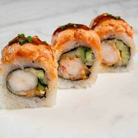 Ролл с опаленным лососем в Satoshi Sushi