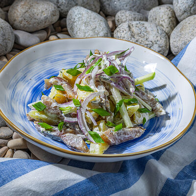 Салат картофельный с сельдью, яблоком и красным луком в Селёдочная по цене 483 ₽