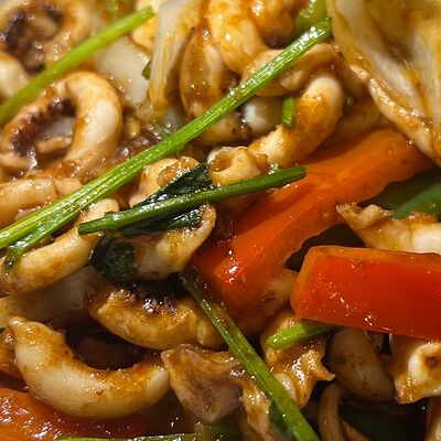 Жареный кальмар в остром соусе в Эверест по цене 1200 ₽