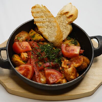 Горячая сковородка с мясом и обжаренными овощами в Эдельвейс по цене 680 ₽