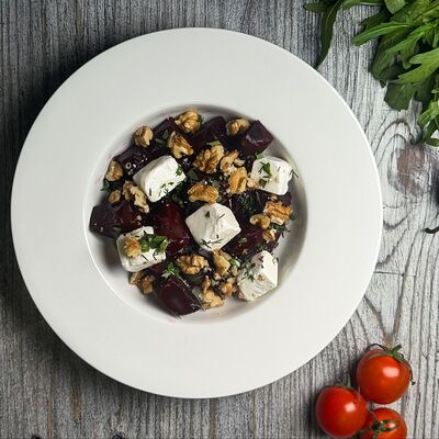 Салат из свеклы с сыром брынза и грецким орехом в Инжир по цене 200 ₽