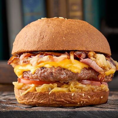 Oklahoma Burger из мраморной говядины с луком и соусом Джек Дэниэлс в Double по цене 920