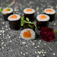 Маки с лососем в Restobar Первый & Ресторан доставки Личный повар