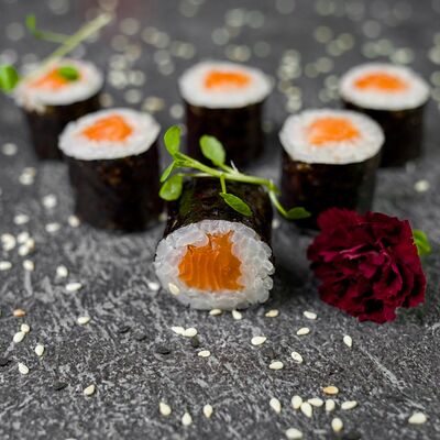 Маки с лососем в Restobar Первый & Ресторан доставки Личный повар по цене 299 ₽