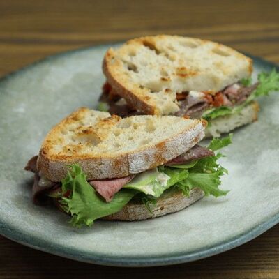 Сэндвич с ростбифом и вялеными томатами в Три Б по цене 520 ₽