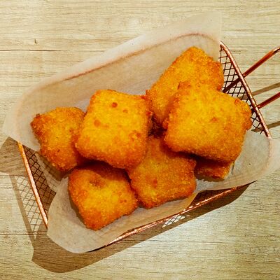 Стрипсы сырные с сыром сулугуни в Papa Hop по цене 440 ₽