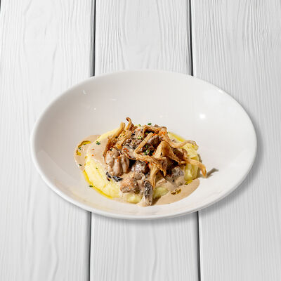 Строганов из двух видов мяса с картофельным пюре в Перчини по цене 790 ₽