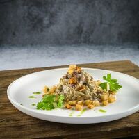 Салат с печенью и красной фасолью в CAFE BREAKFAST & LUNCH