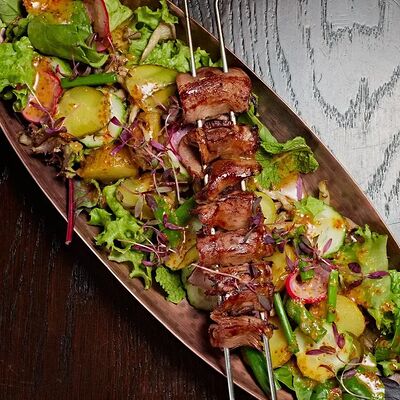 Салат с языком гриль и медово-горчичным соусом в Chester по цене 715 ₽