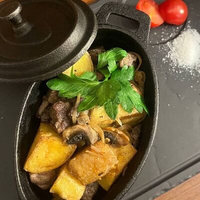 Картофель по-домашнему с говядиной в Эрмитаж по цене 850 ₽