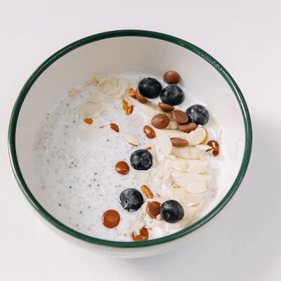 Рисовая каша с чиа, шоколадом и бананомв SOVA по цене 550 ₽