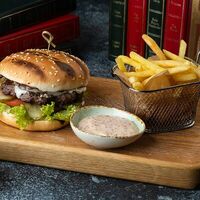 Бургер из говядины в McKey Pub & Restauraunt