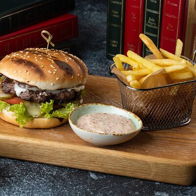 Бургер из говядины в McKey Pub & Restauraunt по цене 720 ₽