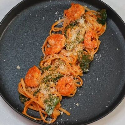 Паста с креветками и шпинатом в Edateca по цене 700 ₽