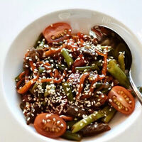 Теплый салат Говядина с овощами в Россвик