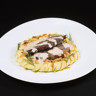 Телячья щечка с картофельным пюре в Harats Pub по цене 805 ₽