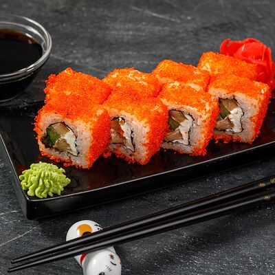 Ролл фирменный Калифорния с угрем в Sushi Pizza Top по цене 599 ₽