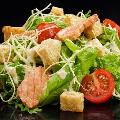 Салат цезарь с лососем в Love Rolls по цене 360 ₽