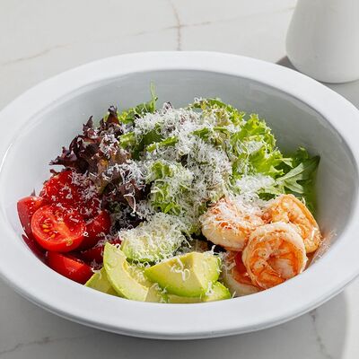 Салат с креветками, авокадо и розовыми томатами в Сплетни by Anna Asti по цене 1120 ₽