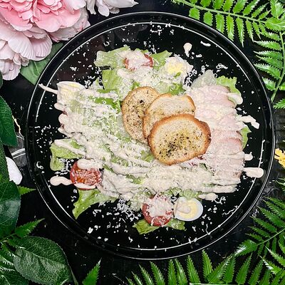 Салат Цезарь с курицей в Фараон Рестобар по цене 400 ₽