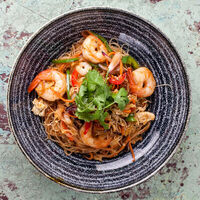 Стеклянная лапша с креветками и овощами в BonoBo