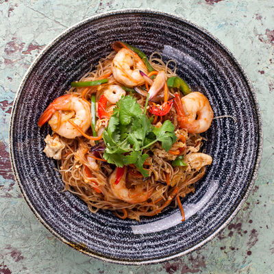 Стеклянная лапша с креветками и овощами в BonoBo по цене 790 ₽