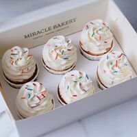 Капкейки с посыпкой палочки в Miracle bakery
