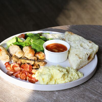 Английский завтрак со скрэмблом в Локация кофе по цене 670 ₽