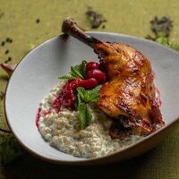 Курица конфи со сливочной перловкой в Гранат