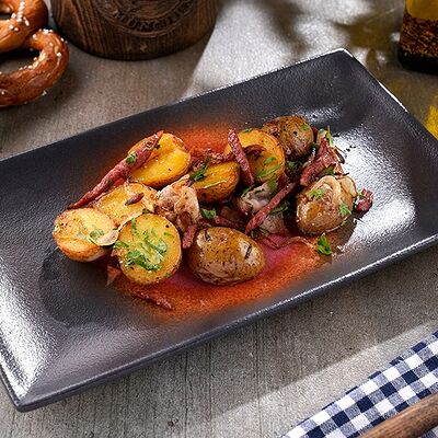 Жареный картофель с беконом и колбасками в Paulaner по цене 390 ₽