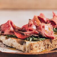 Брускетты с ростбифом в Tutta La Vita