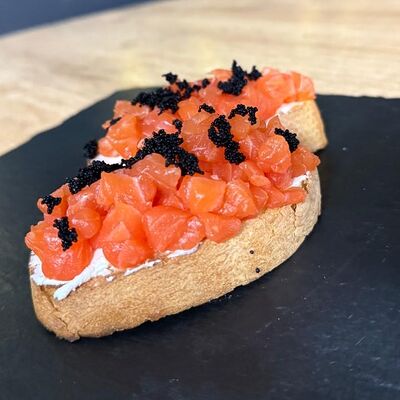 Брускетта с лососем (2 шт.) в Deep Tasty по цене 815 ₽
