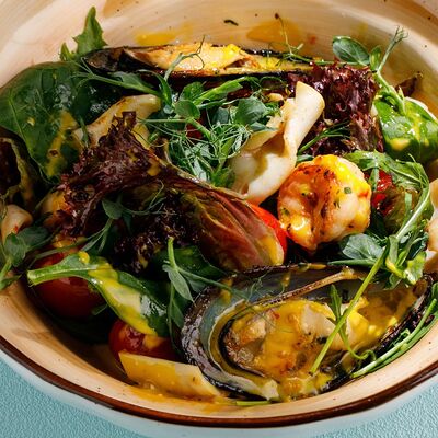 Теплый салат с морепродуктами в Чайхана Пахвала по цене 780 ₽