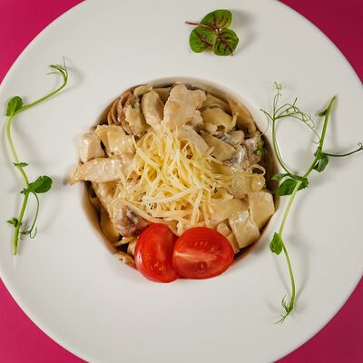Феттуччине с курицей и грибами в Bananapizza по цене 350 ₽