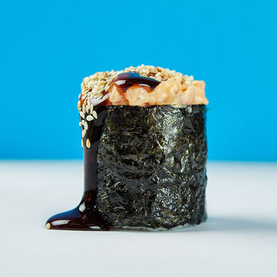 Гункан Тунец спайси с унаги и кунжутом в Русалочка любит суши по цене 180 ₽