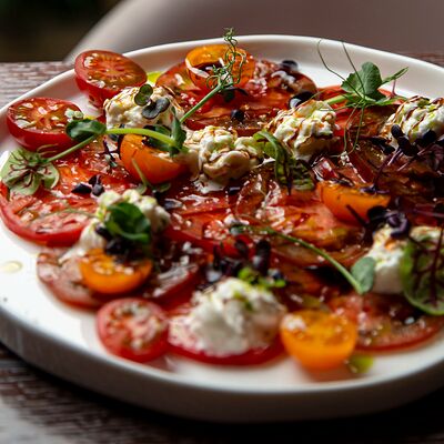 Томаты со страчателлой, трюфельным маслом и микрозеленью в Wine and Whiskey by Simple по цене 550 ₽