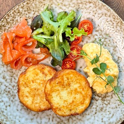 Драники со скремблом, мясом на выбор, миксом салатов и томатами черри в ТО САМОЕ по цене 590 ₽