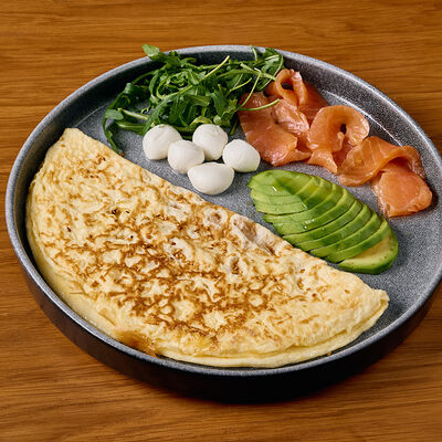 Омлет с лососем, авокадо, и моцареллой в Клёво по цене 950 ₽