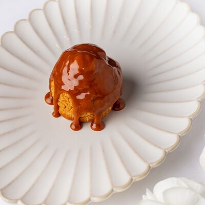 Шу, кокосовый крем, соленая карамель в Leto по цене 410 ₽