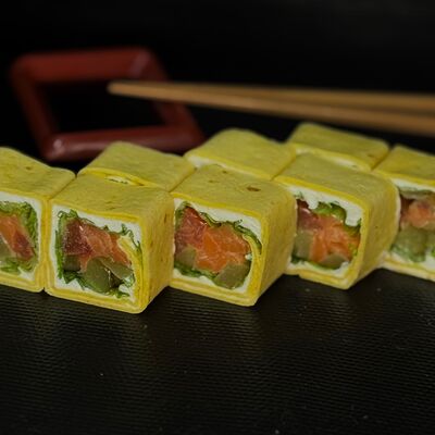 Ролл тортилья с лососемв Суши BRO по цене 630 ₽