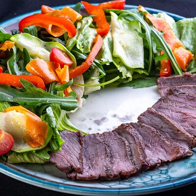 Теплый салат с томленой говядиной в В теме вкуса по цене 749 ₽