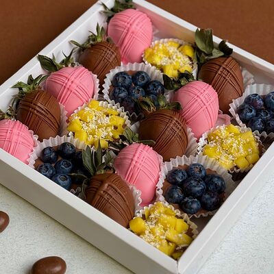 Клубника в шоколаде Mango mix M в Mosfresa по цене 3390