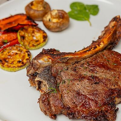 Говяжий лангет с овощами на грилев Шашлычный Мир по цене 990 ₽